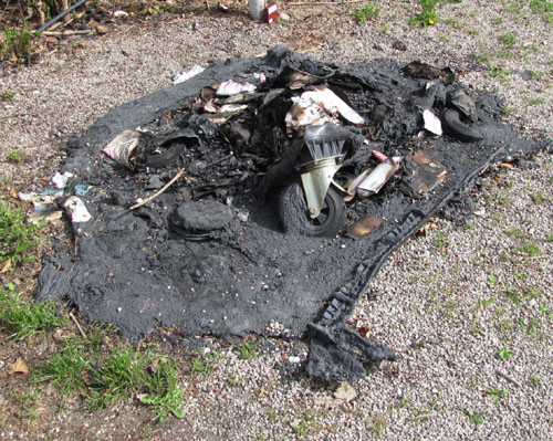 verbrannter altpapiercontainer