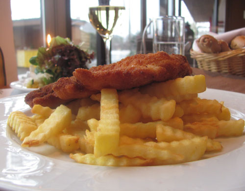 Gasthaus Haltestelle Oftering Cordon Bleu mit Pommes Frittes
